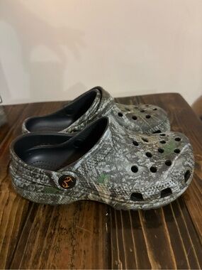 CROCS Kids Camo Sandals in Gray and Green